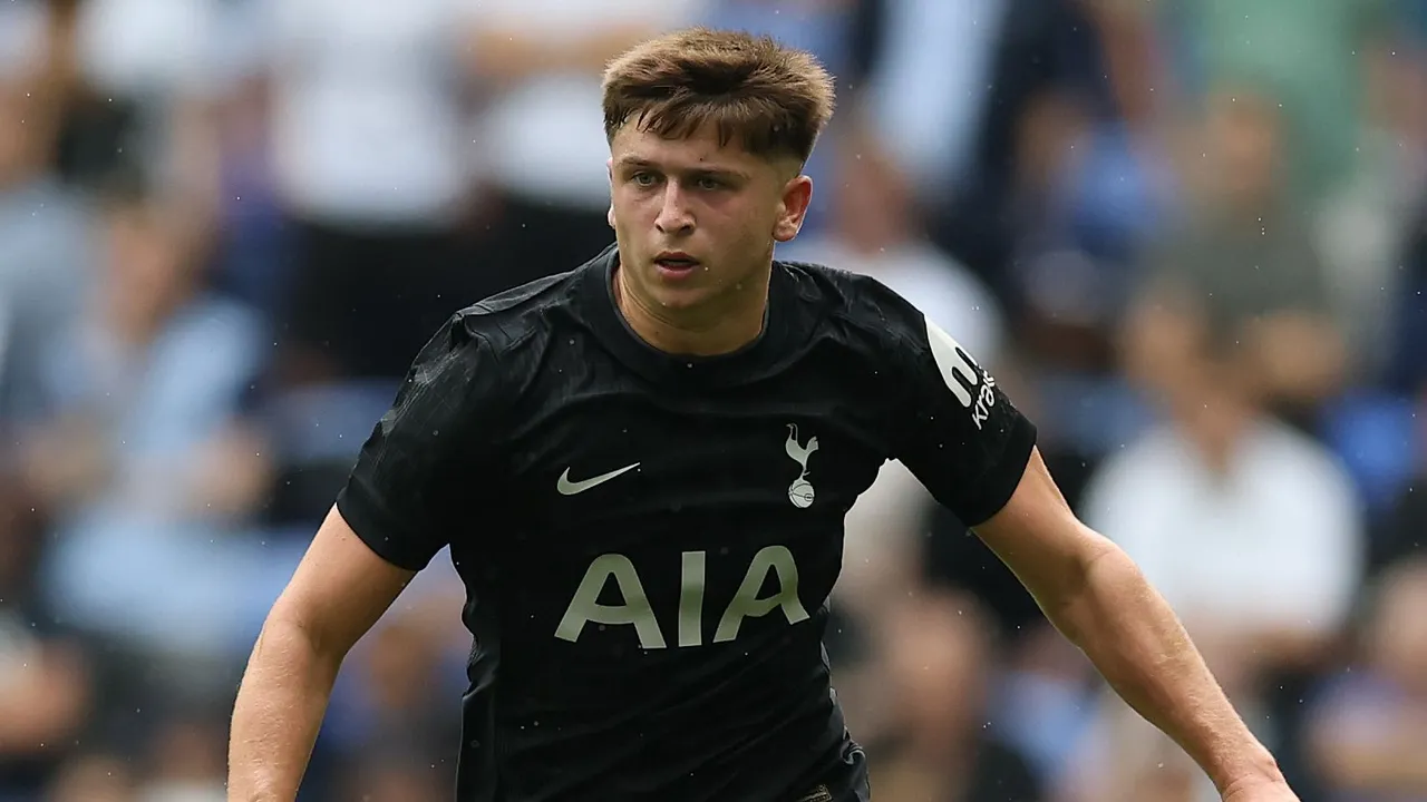 اللاعب الشاب الموهوب في توتنهام، مايكي مور، يكشف عن أزمة صحية أبقته طريح الفراش لمدة ستة أسابيع.